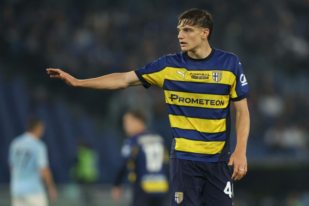 Giovanni Leoni extending his arm out