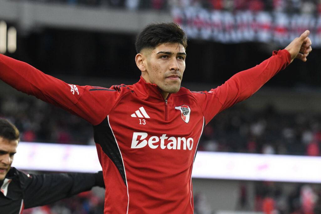 Lautaro Rivero warming up for River Plate