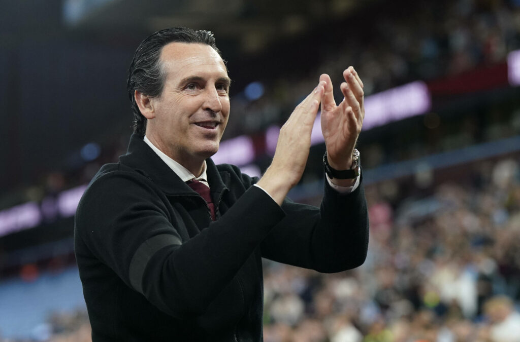Unai Emery smiling and clapping