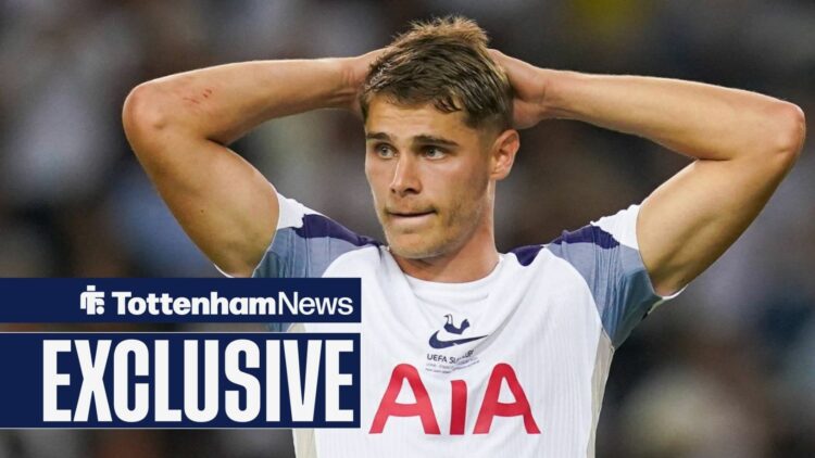 Micky van de Ven with his hands on his head