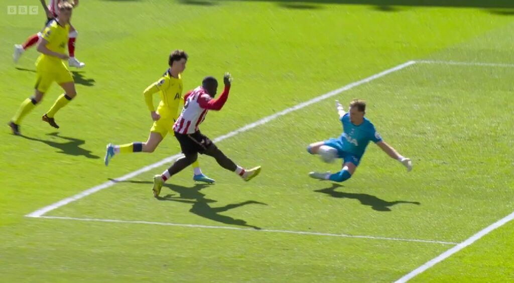 Antonin Kinsky saving Brian Brobbey's shot against Sunderland.